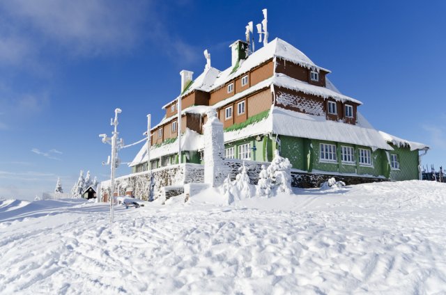 Stavební kámen a materiál byl připravován na pile Šerlišského mlýna, odkud byl koňskými potahy dopravován na Šerlich. Zdroj: Maciej Schulz, Shutterstock