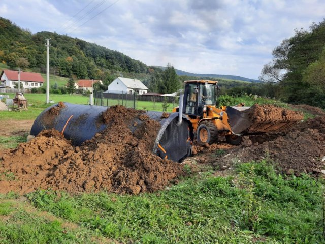 Dokončení prací zajistil bagr, který konstrukci sklepa zahrnul potřebným množstvím hlíny.