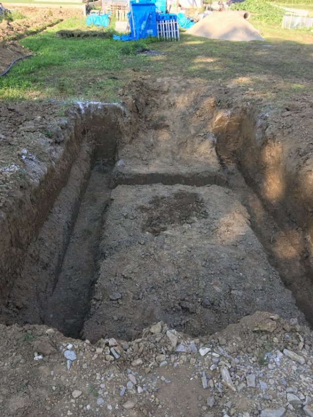 V první řadě byla vykopána jáma, v rámci níž došlo také k vyhloubení obvodového pásu pro vylití základů.