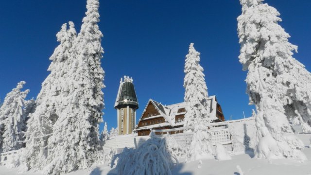 Výstavba Kramářovy chaty se stala demonstrací síly českého turistického hnutí. Zdroj: suchak.cz