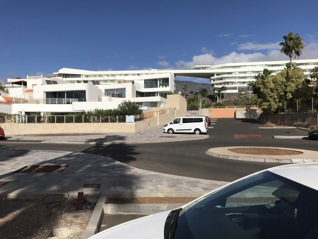 Bílé stavby, jako tento hotel, jsou na ostrově Tenerife i na dalších kanárských ostrovech výrazně dominantní. Bílá je nejen symbolem čistoty, ale i účinným řešením pro udržení vnitřní teplotní stability budov. Bílá barva nesálá teplo, ani ho neabsorbuje, je teplotně nejstabilnější. Foto: Helena Hejhálková