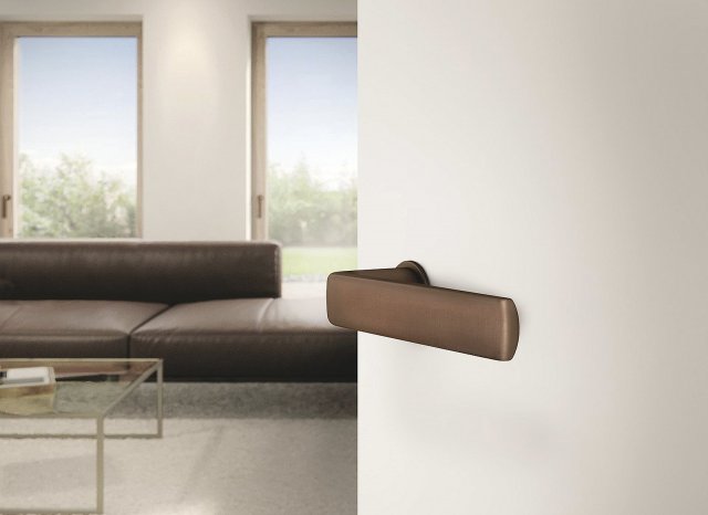 Kliky bez rozet skvěle podpoří koncept jednoduchých a moderních dveří s minimalistickými doplňky.