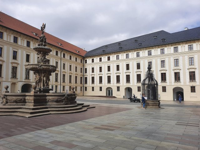 V loňském roce byl i Pražský hrad negativně ovlivněn útlumem turismu. Ruch v jeho útrobách
přesto neustal. Parta zkušených parketářů zde totiž pracovala na náročné rekonstrukci podlahy ve Španělském sále. Fotografie redakci poskytla společnost Uzin Utz Česká republika.