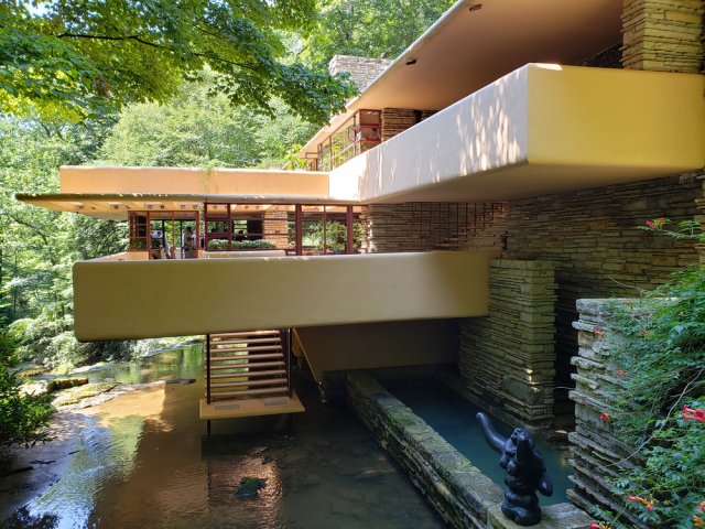 Část residence Fallingwater byla postavena nad řekou Bear Run.
Zdroj: Prosper106