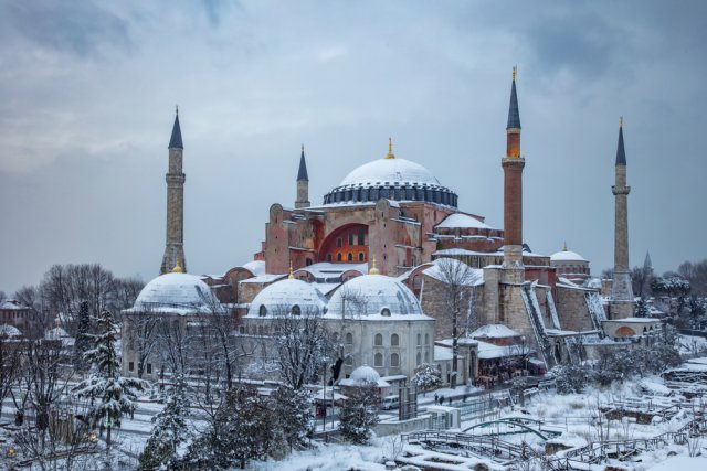 Hagia Sophia, odvážný centrální chrám tehdejší Byzance, je starý více než 1500 let. Zdroj: Mehmet Cetin