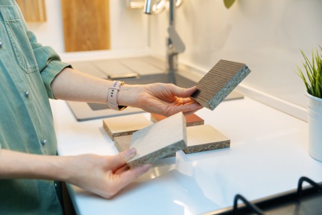 Nevýhodou laminátových kuchyňských linek je jejich malá odolnost vůči vlhkosti. Zdroj: ronstik, Shutterstock