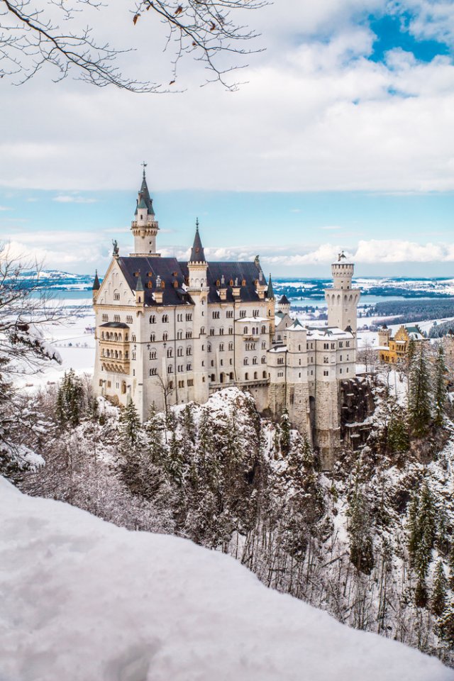 Neuschwanstein je velkolepý zámek umístěný na vysokém skalnatém vrchu v Alpách. Zdroj: Natalia Kabliuk