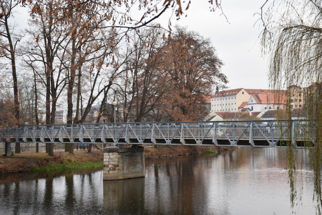 Lávka přes písecký Městský ostrov stojí na svém místě od roku 1929. Foto: Petra Měšťanová