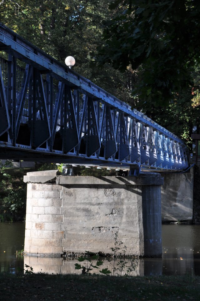 Trhliny spodní stavby budou injektovány, betonové povrchy reprofilovány. Kamenný obklad pilířů bude otryskán a přespárován. Foto: Petra Měšťanová