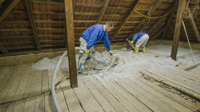 Tekutý polystyren má výhodu v tom, že obteče všechny překážky a vyrovná případné nerovnosti. (foto: Peter Juráš)