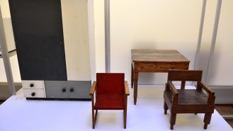 Židle a skříň ve stylu Bauhaus z roku 1920 jsou vystaveny v muzeu v německém Výmaru. Foto: Alizada Studios, Shutterstock