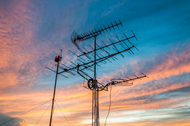 Televizní antény často nechtěně slouží jako jímač. V případě zasažení bleskem ohrožují životy obyvatel i jejich majetek. Foto: petcharaPJ, Shutterstock