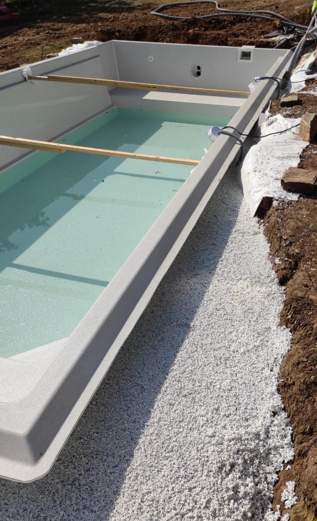 Izolace bočních stěn bazénu ThermoWhitem je bezespárová a jednolitá. Konzistence izolační hmoty  nedovoluje vznik žádných vzduchových kapes či skulin, které by snižovaly tepelněizolační účinek materiálu a snižovaly tuhost a pevnost izolace. 