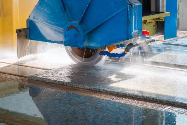 Řezání přesného tvaru žulové desky na CNC stroji. Foto: chuyuss, Shutterstock