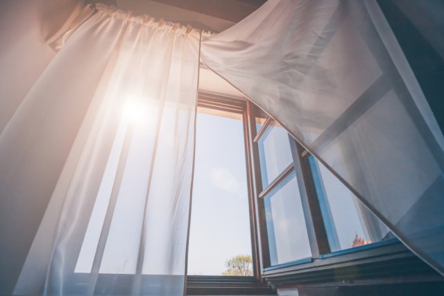 Nezapomínejte často a intenzivně větrat. A vyhněte se zbytečnému dlouhodobému větrání takzvanými ventilačkami, která vzduchu v místnosti efektivně nevyměňují a zbytečně ochlazují bytové prvky v okolí okna včetně podlahy a stěn budovy. Foto: VanoVasaio