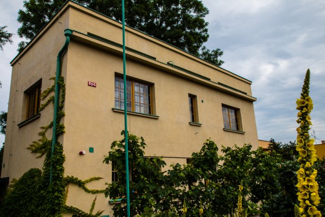 Otto Rothmayer byl žákem slovinského architekta Josipa Plečnika.  V návrhu jeho vlastní vily je tak možné pozorovat inspiraci středomořskou tradicí. Zdroj: Anrephoto, Shutterstock