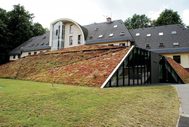 Střecha Krkonošského centra environmentálního vzdělávání (KCEV) je v exteriéru zhotovena tak, aby připomínala horskou louku. Použit zde byl také systém Optigrün.