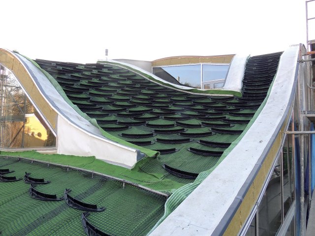 Výhodou protisesuvného systému N je,
že zatížení souvrství vegetační střechy se přenáší nikoli na okapní hranu, ale do celé plochy střechy.