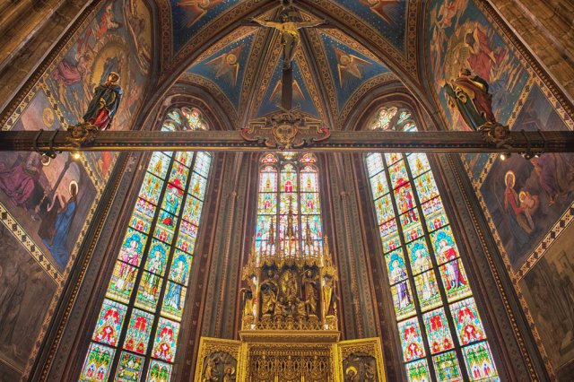 V architektuře je jako katedrála označován typ vícelodního gotického kostela, zpravidla trojlodí či pětilodí s chórem kolem presbytáře. Zdroj: Botond Horvath, Shutterstock