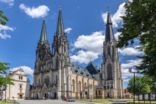 Věž katedrály sv. Václava je nejvyšší novogotickou věží v České republice. Zdroj: kaprik, Shutterstock