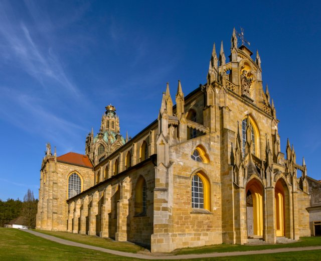 Nejpozoruhodnější součástí kláštera je barokně-gotický kostel proslulého stavitele Jana Blažeje Santiniho Aichla. Kupole kostela je zakončena zlacenou mariánskou korunou.  Zdroj: Svetlana Beleacov, Shutterstock