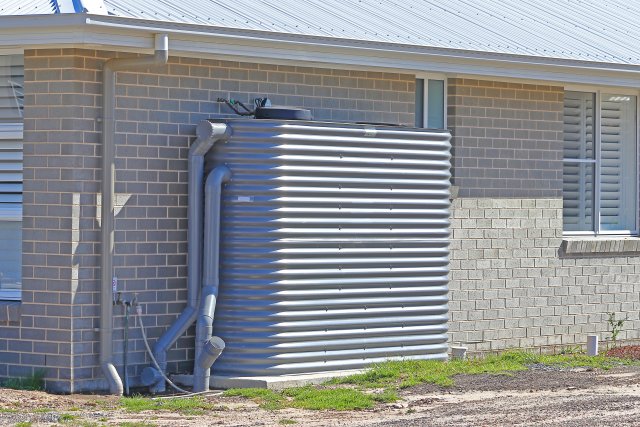 Systém využívání dešťových vod tvoří nátok s filtračními prvky, vlastní akumulační nádrž, čerpací technika a bezpečnostní přepad do kanalizace či vsaku. Zdroj: Douglas Cliff, Shutterstock