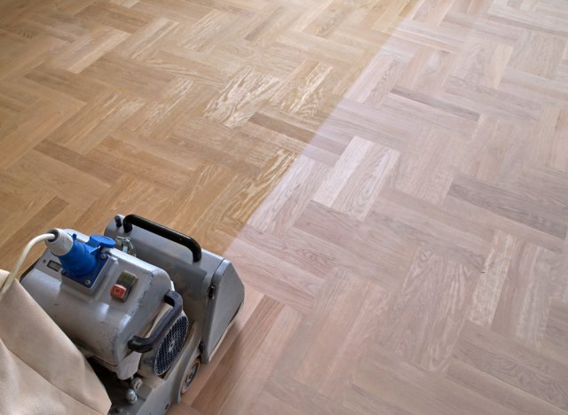 Podlaha musí být před provedením nátěru pečlivě připravena, například zbroušena. Foto: taurusphoto, Shutterstock