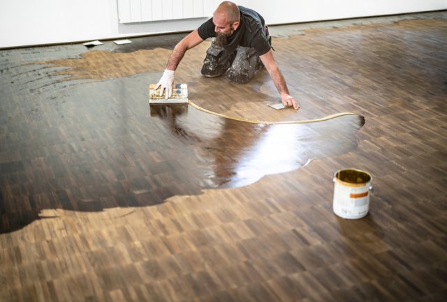 Ošetření olejem je obzvláště vhodné pro podlahy tvořené měkkým dřevem. Foto: Anselm Kempf, Shutterstock