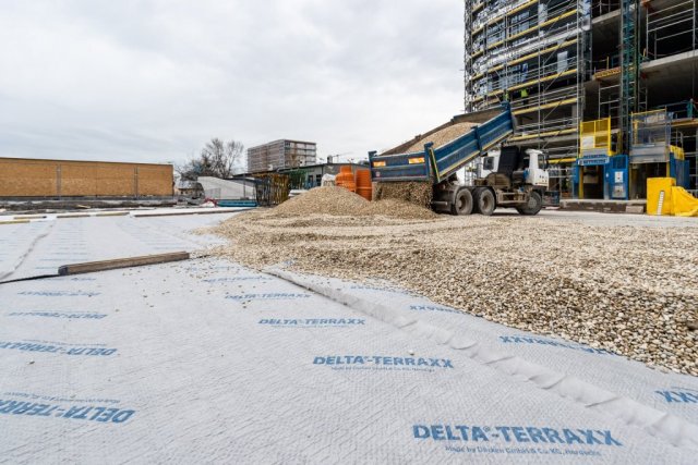 Kladení materiálu DELTA®-FLORAXX TOP probíhá vždy tak, aby geotextilie směřovala nahoru