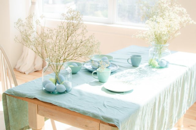 Hlavní položkou na seznamu interiérových dekorací by měl být jídelní stůl, u nějž se odehrávají ty hlavní rodinné sešlosti. Foto: Abrym, Shutterstock