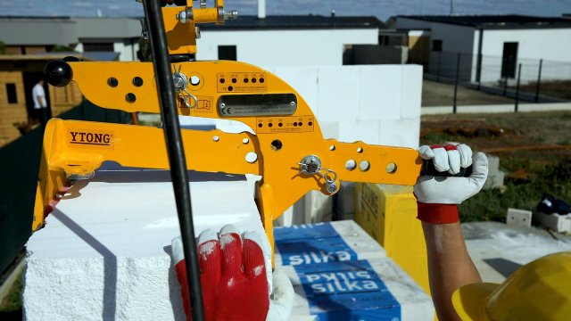 Prvky Ytong Jumbo snižují nároky na personál a používají se pro nosné i nenosné obvodové a vnitřní stěny, ztužující, výplňové a požární stěny nízkopodlažních i vícepodlažních budov.