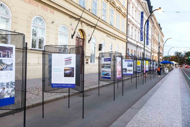 Na Smetanově nábřeží je volně přístupná výstava Praha - Město pro lidi, která blíže nahlíží na jednotlivá témata související s rozvojem Prahy.