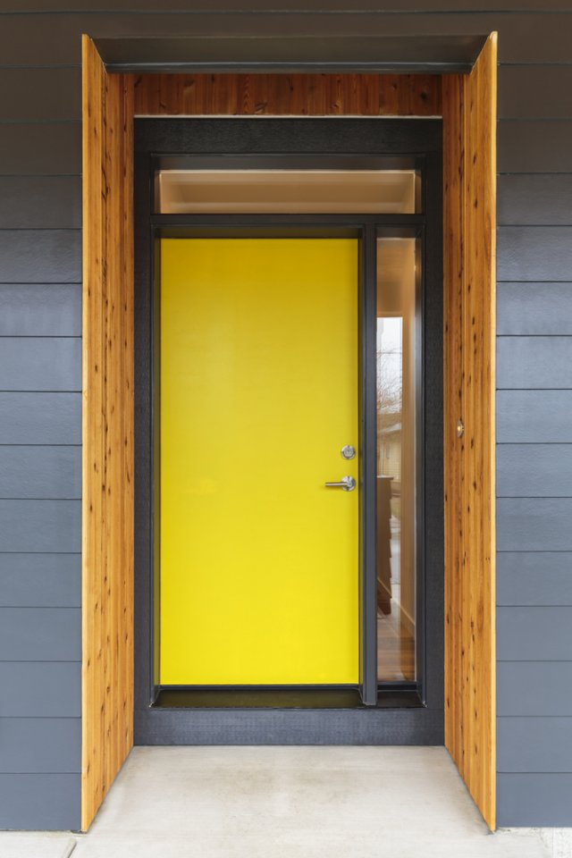 Výrazné barevné akcenty dveří doplní obzvláště moderní dřevostavby či domy s kovovým fasádním obkladem. Foto: David Papazian, Shutterstock
