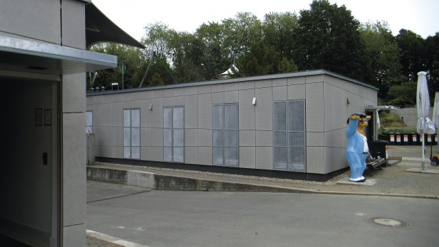 Desky CETRIS® LASUR tvoří i opláštění budov technického zázemí berlínského zábavního amfiteátru Kindl-Bühne Wuhlheide.