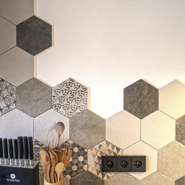 Hexagonální dlažba na podlahách i stěnách
je hlavním zdobným prvkem i pojítkem jednotlivých bytových zón.Foto: archiv studia ForEva