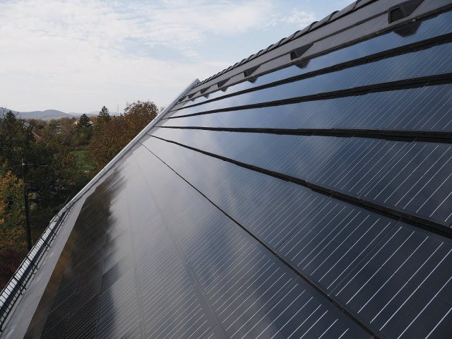 Jedinečnou výhodou designového solárního systému Generon je umístění fotovoltaických článků přímo na povrch betonové tašky.