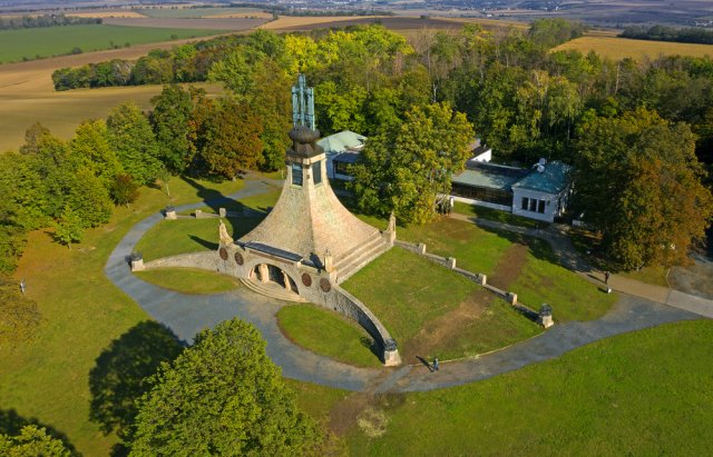 Mohyla míru je dominantou i přirozeným středem chráněné památkové zóny Slavkovské bojiště. Zdroj: Pecold, Shutterstock