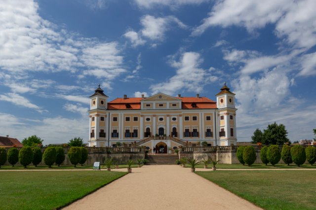 Státní zámek Milotice je unikátně zachovaným komplexem barokních staveb a zahradní architektury. Zdroj: Miklos Greczi, Shutterstock