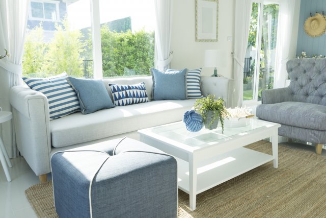 Toto léto ovládne interiérový design oceánově modrá barva. Tento odstín je elegantní, příjemný na pohled a také vzbuzuje pocit pohodlí. Zdroj: ben bryant, Shutterstock