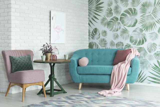 Tapety umí v interiéru vytvořit zajímavé efekty.   Letos vsázejí designéři na květinové a geometrické vzory. Zdroj: Photographee.eu, Shutterstock