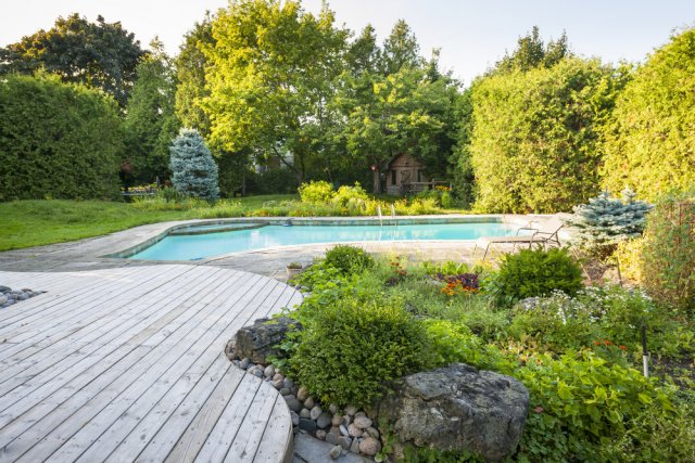 Také bazén lze vybudovat tak, aby působil přirozeně a do zahrady zapadl, jako by tam patřil. Foto: Elena Elisseeva, Shutterstock