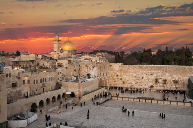Zeď nářků je pozůstatkem vnějších hradeb jeruzalémského chrámu.  Toto nejposvátnější místo židů je zároveň místem smutku nad zničením chrámu. Zdroj: VanderWolf Images, Shutterstock