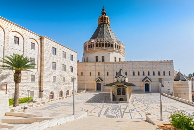 Jednou z mozaik zdobících interiér baziliky Zvěstování je skleněná mozaika Zvěstování od českého umělce Antonína Kloudy. Zdroj: Cezary Wojtkowski, Shutterstock