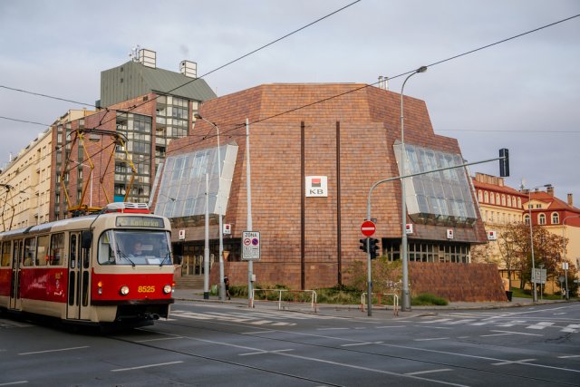 Budova komerční banky byla postavena v roce 1992 v  brutalistickém slohu podle návrhu architekta Karla Pragera. Zdroj:  rudnitskaya_anna, Shutterstock