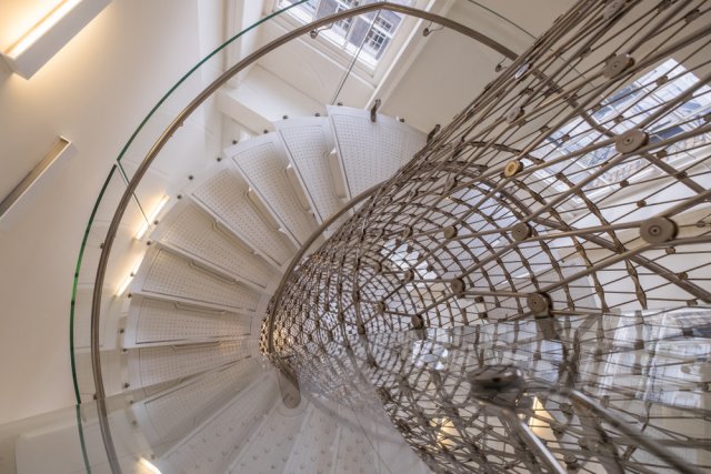 Eva Jiřičná zrealizovala například schodiště v londýnském paláci Somerset.  Hlavním nosným prvkem je centrální sloup tvořený sítí z nerezové oceli. Zdroj: I Wei Huang, Shutterstock