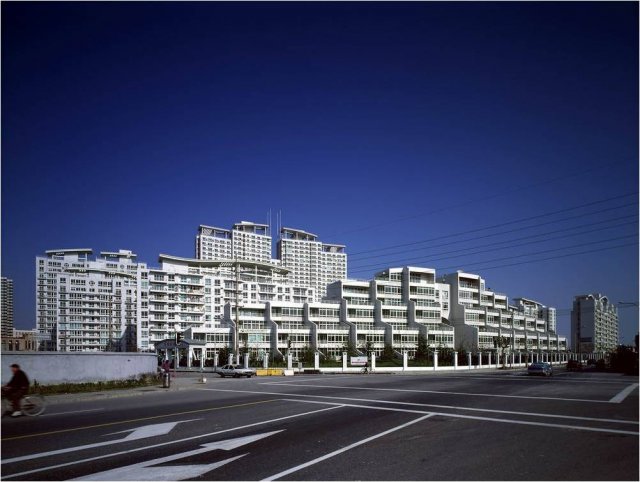 Mezi známé projekty patří například návrh residence Taolin Garden v Šanghaji. (1994). Zdroj: archiv J. Bendy, tisková zpráva ČVUT 2019