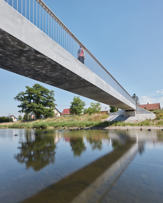 Konstrukčním materiálem lávky přes řeku Lubinu v Příboře byl UHPC. Prostý nosník o rozpětí 35 metrů je vytvořen sepnutím pěti dvoukomorových segmentů. Konstrukce má unikátní štíhlostní poměr výšky ku délce 1 : 44 a je první svého druhu na českém území. Foto: BoysPlayNice
