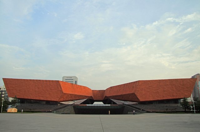 Mohutný objekt Muzea sinchajské revoluce v čínském Wu-chanu je obložen 30 000 m2 červeného fotokatalytického sklovláknobetonu. Foto: Andrew Babble, Shutterstock