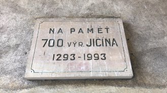 Pamětní deska umístěná v průjezdu, který spojuje Valdštejnovo náměstí s Žižkovým. Foto: Helena Široká