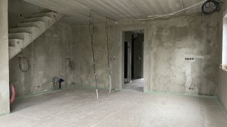 Na roznášecí vrstvu z anhydritu bude aplikována betonová stěrka (v přízemí) nebo vinylová podlaha (patro).